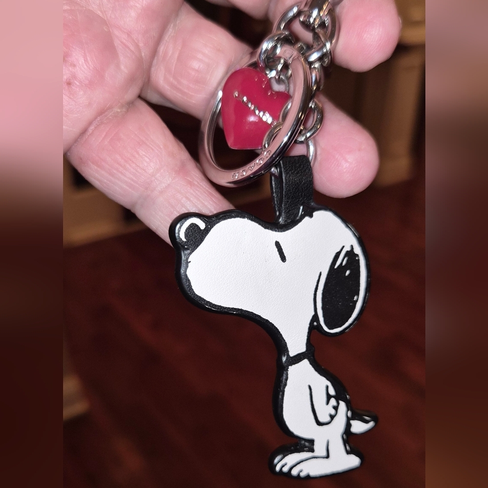 Coach Snoopy Peanuts Heart Bag Charm ©️2014 Vintage Coach Collection Snoopy Kiss - Picture 2 of 11